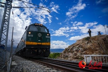 武警西藏總隊拉薩支隊執勤八大隊官兵向駛過的火車行舉槍禮。張磊 攝