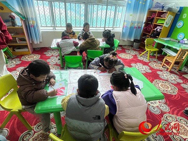 拉多村一所現代化幼兒園小班孩子們正在繪畫。張敏穎 攝