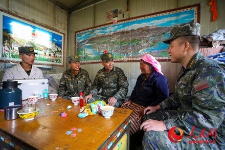 武警西藏總隊拉薩支隊執勤八大隊官兵慰問藏族老人。何騰海 攝