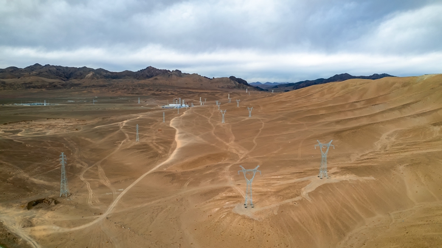 阿里地區首套電網側帶超容構網型SVG工程全景。趙清鵬攝