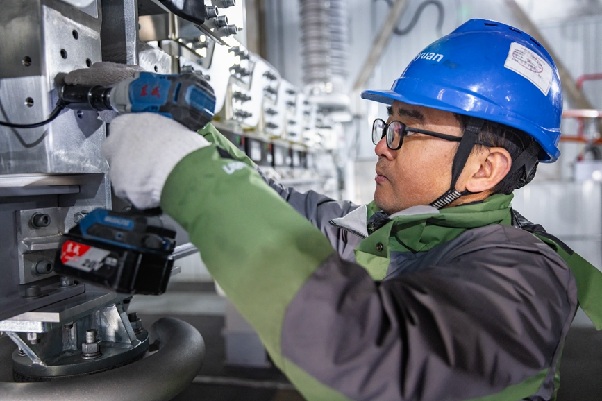 阿里地區首套電網側帶超容構網型SVG工程現場工作人員正在進行投運前螺栓緊固工作。趙清鵬攝