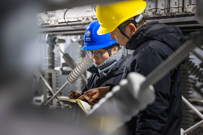 阿里地區首套電網側帶超容構網型SVG工程現場工作人員正在進行投運前設備位置檢查。趙清鵬攝
