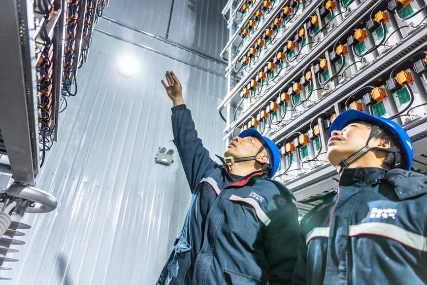 阿里地區首套電網側帶超容構網型SVG工程現場工作人員正在進行投運前設備狀態檢查。趙清鵬攝