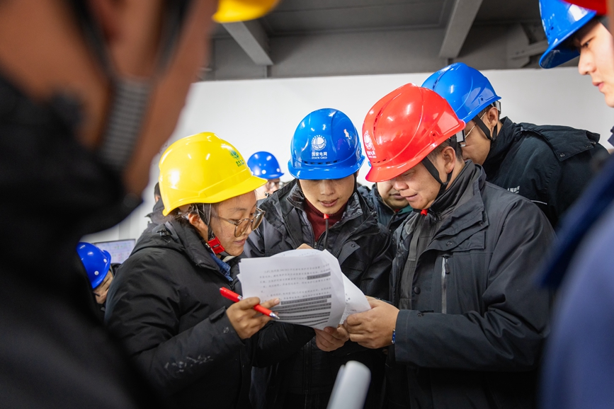 阿里地區首套電網側帶超容構網型SVG工程現場運維人員正在進行投運操作。趙清鵬攝