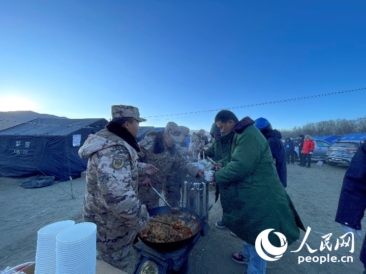 子弟兵為受災群眾分發早餐。人民網記者 郝潔攝