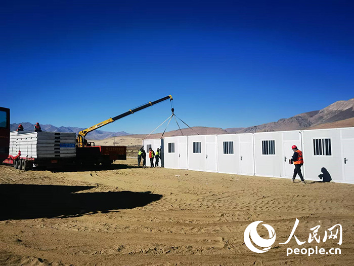 1月9日，在日喀則市定日縣長所鄉森嘎村安置點，工作人員抓緊搭建移動板房，確保受災群眾溫暖過冬。人民網記者 吳雨仁攝