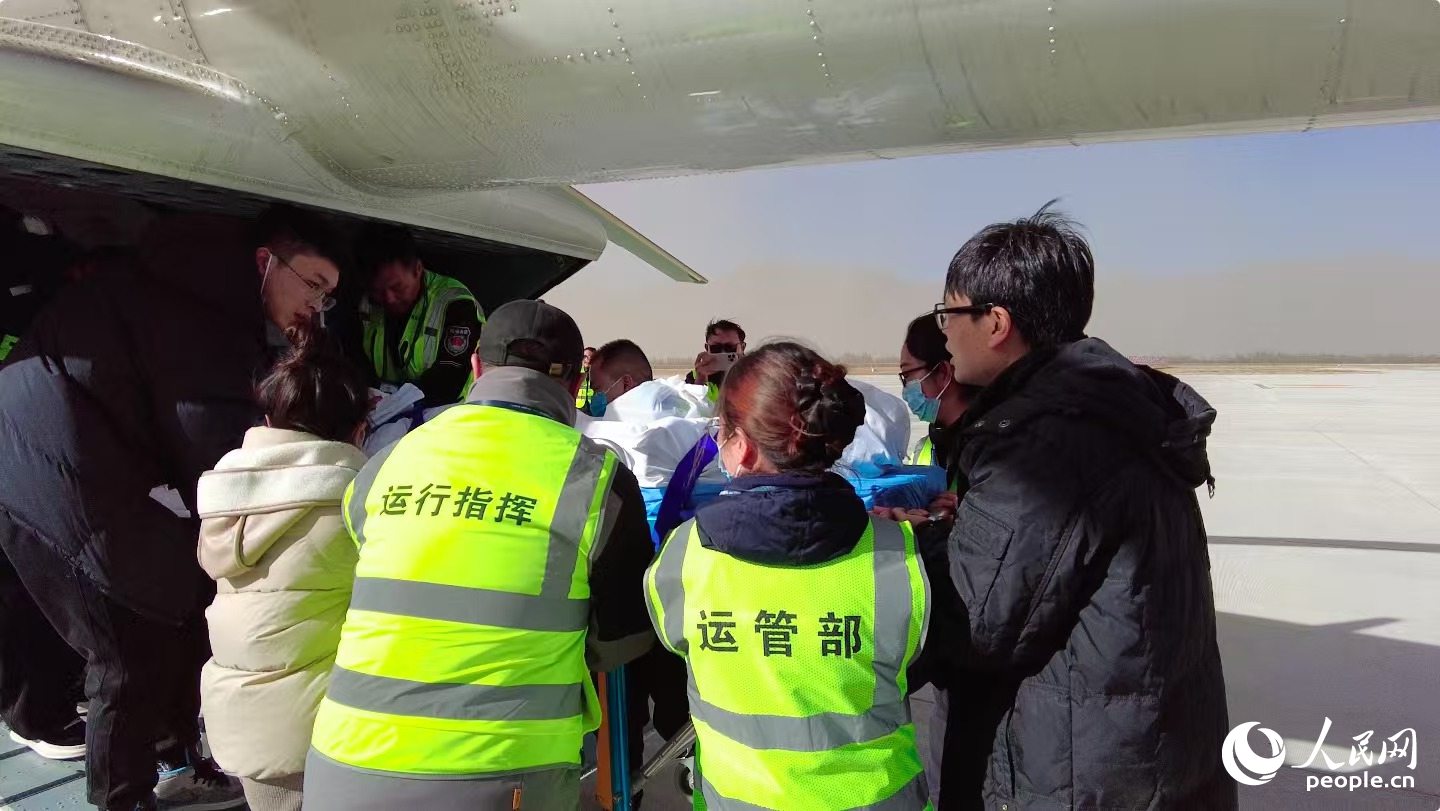 多方工作人員將受傷女童安全轉移。周航攝