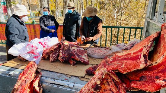 圖為市民正在買牛肉，本報記者 格桑倫珠攝(3737723)-20221201105107(1).jpg