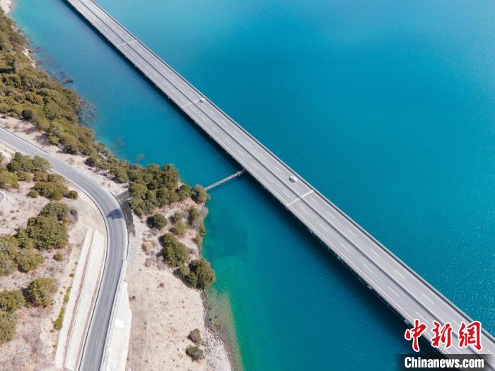 圖為西藏林拉高等級公路多布湖段風光?！〗w波 攝