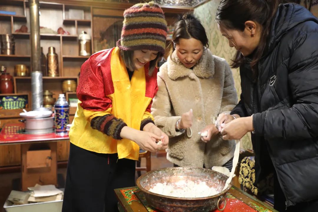 游客體驗制作“古突”。巴桑卓嘎攝