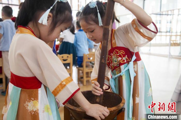 圖為小朋友們參加“將樂擂茶”制作?！《^生 攝