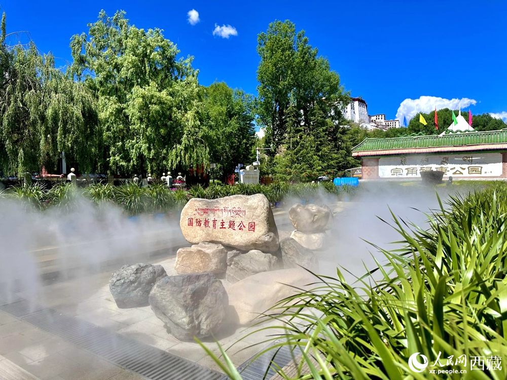 布達拉宮腳下的宗角祿康公園。