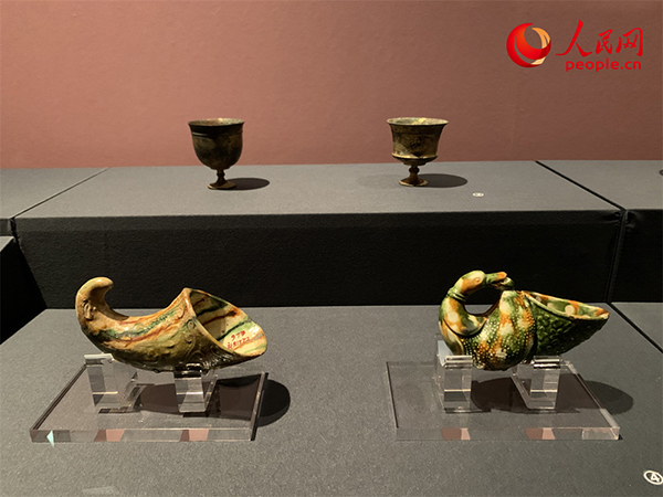 “歷史之遇——中國與西亞古代文明交流展”展出的三彩鴨式杯。人民網記者 韋衍行攝