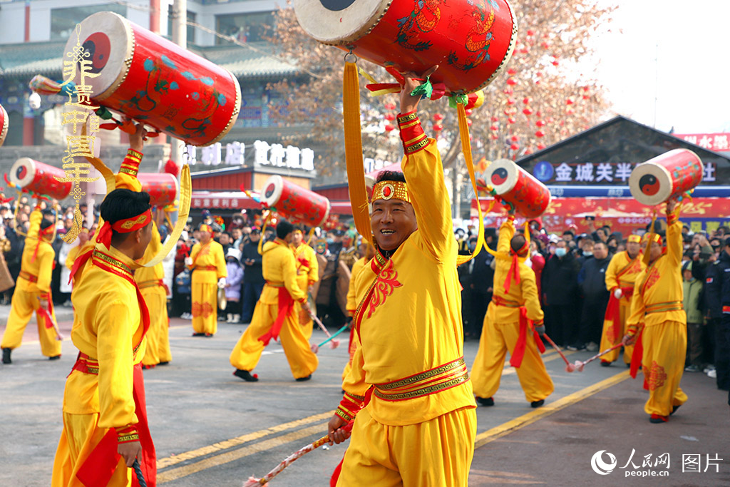2025年1月29日，蘭州太平鼓、舞獅、軍儺、秦腔等精彩的蘭州市經典非物質文化遺產代表性項目在金城關黃河文化旅游街區廣場集中亮相。人民網記者 焦隆攝