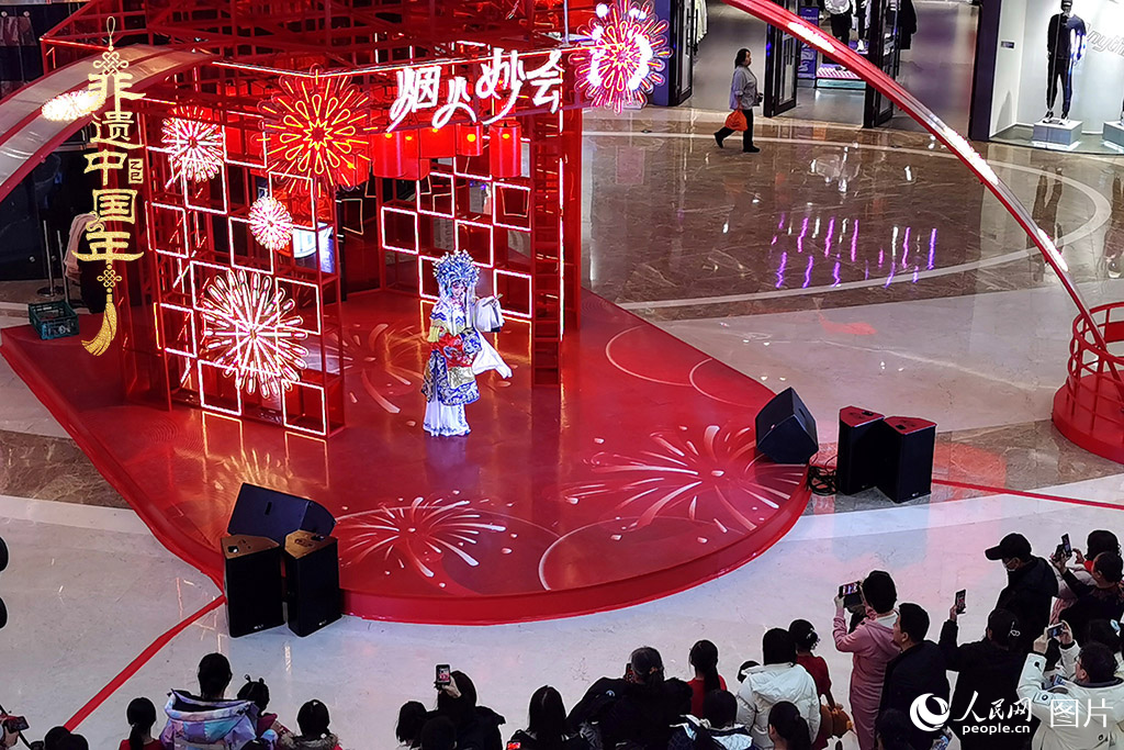 2025年1月29日，大年初一，吉林省京劇團亮相長春“煙火妙會”，演員們用的精湛技藝，為市民呈上一場韻味悠長的視聽盛宴，一招一式盡顯京劇魅力?，F場還進行了京劇知識科普，讓傳統文化在互動中 “活” 起來，為新春佳節增添了一抹濃厚的文化底色 。人民網記者 王帝元攝