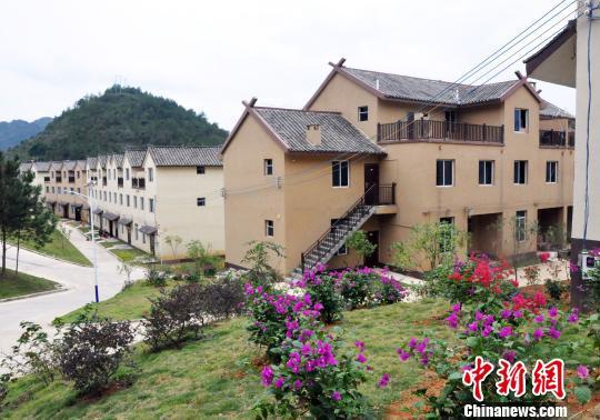 廣西南丹縣實施“千家瑤寨·萬戶瑤鄉”易地搬遷和旅游扶貧項目，1.35萬白褲瑤胞告別深山，住進“鄉村別墅”?！↑S艷梅 攝