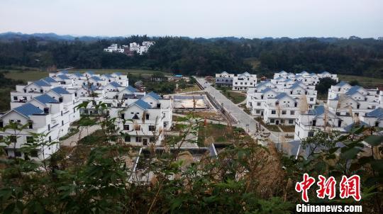 圖為廣西河池市環江毛南族自治縣可愛移民新村新貌?！…h宣 攝