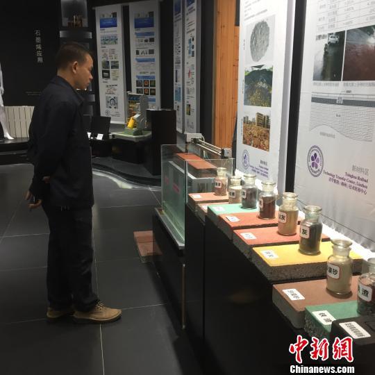 圖為運用石墨烯材料做成的海綿透水磚?！≈転t男 攝