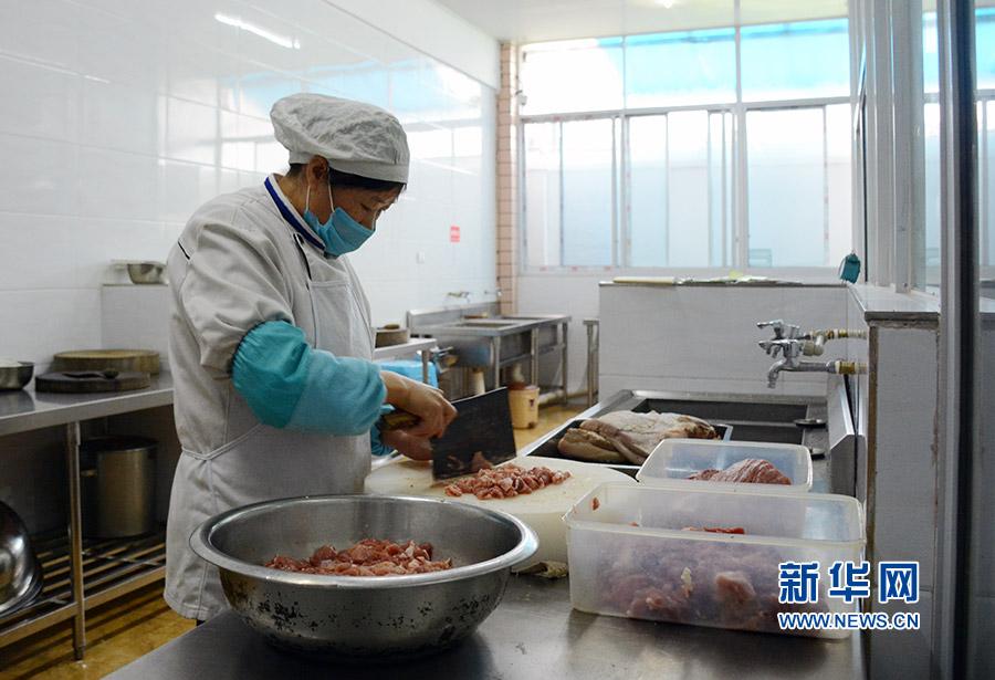 1月3日，重慶南川區北固中學食堂工作人員正在備餐。據食堂負責人介紹，每頓午餐學校都要使用60斤左右的肉和60個左右的雞蛋。新華網趙紫東 攝