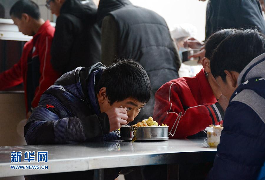 1月3日，重慶南川區北固中學學生在食堂吃飯。近年來，南川積極實施農村義務教育學生營養改善計劃，去年有1萬多名學生在校吃上營養全面的午餐。新華網趙紫東 攝