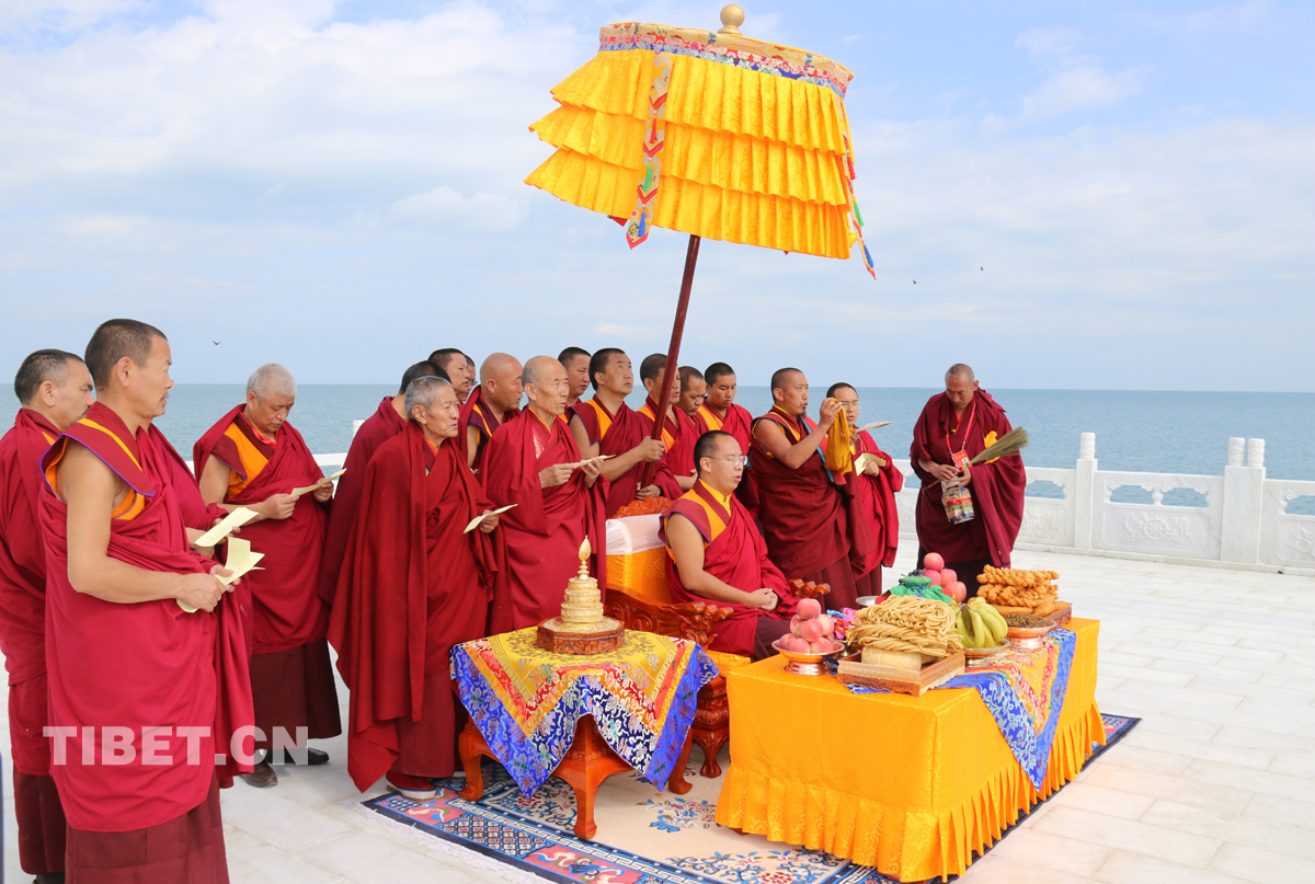 班禪大師在青海湖邊的祭湖臺前誦經祈禱。攝影： 噶哇扎西.jpg