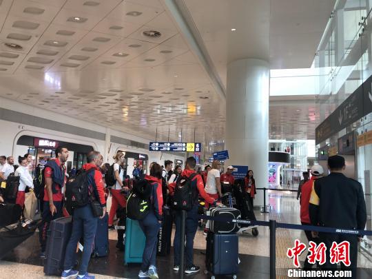 武漢軍運會外國代表團入境機場展廳體驗5G應用