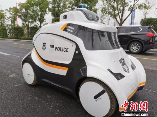 警用無人巡邏車亮相武漢投入軍運會賽事安保