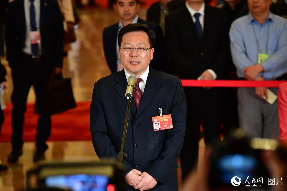 全國政協委員、中國聯通研究院院長張云勇接受記者采訪。