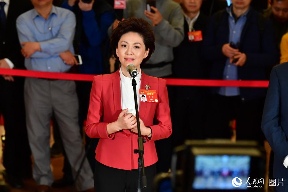 全國政協委員、中央廣播電視總臺央視新聞主播海霞接受記者采訪。