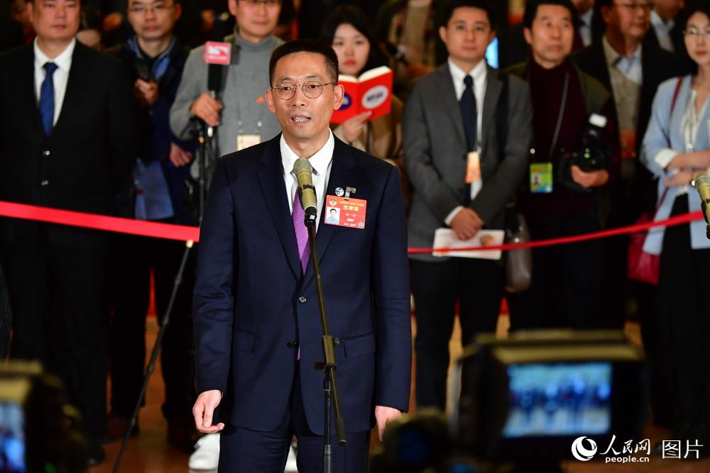 全國政協委員、西湖大學校長施一公接受記者采訪。