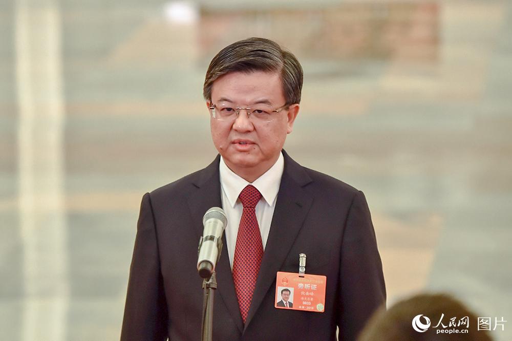 海關總署署長倪岳峰回答記者提問。
