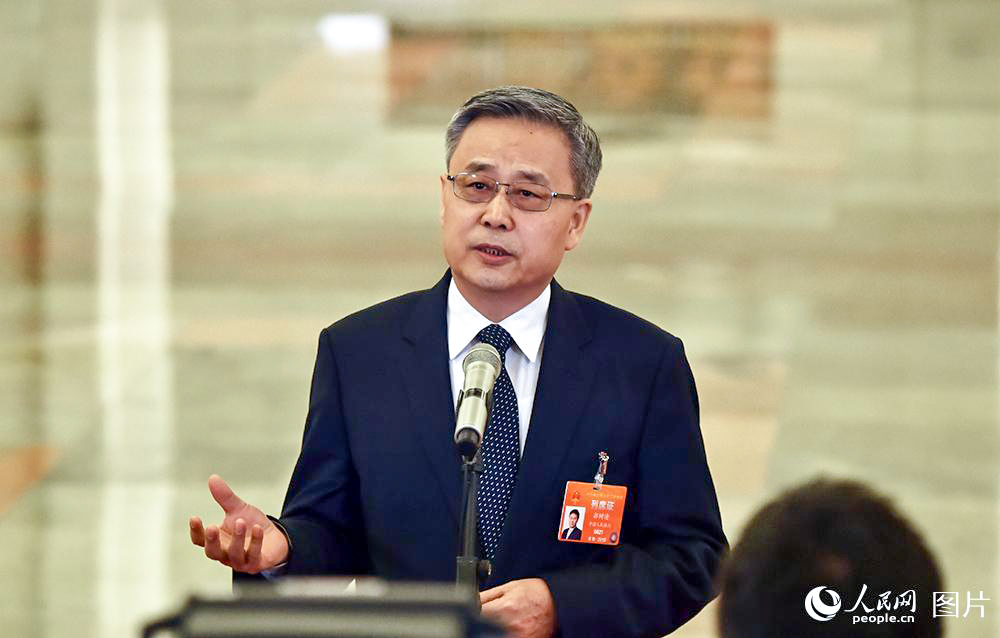 中國銀行保險監督管理委員會主席郭樹清回答記者提問。