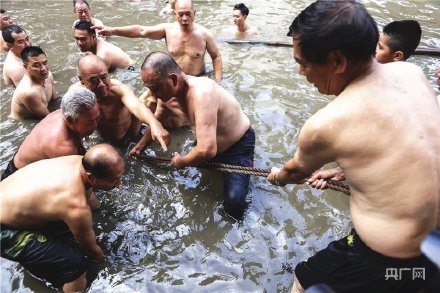 場面震撼！中國龍舟之鄉順德舉行起龍儀式