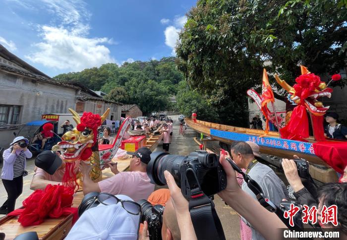 圖為5月29日，長樂江田鎮村民為即將入水的新龍舟安裝龍頭?！埍?攝