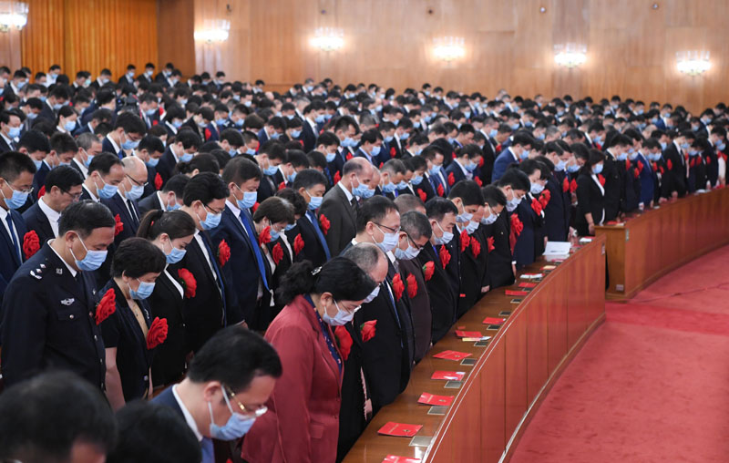 2020年9月8日上午，全國抗擊新冠肺炎疫情表彰大會在北京人民大會堂隆重舉行。這是全場肅立，向新冠肺炎疫情犧牲烈士和逝世同胞默哀。