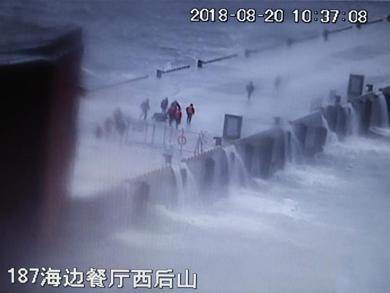 這是翻拍的2018年8月20日現場監控錄像。錄像記錄了黃群、宋月才、姜開斌等同志搶救國家某重點試驗平臺的場景。