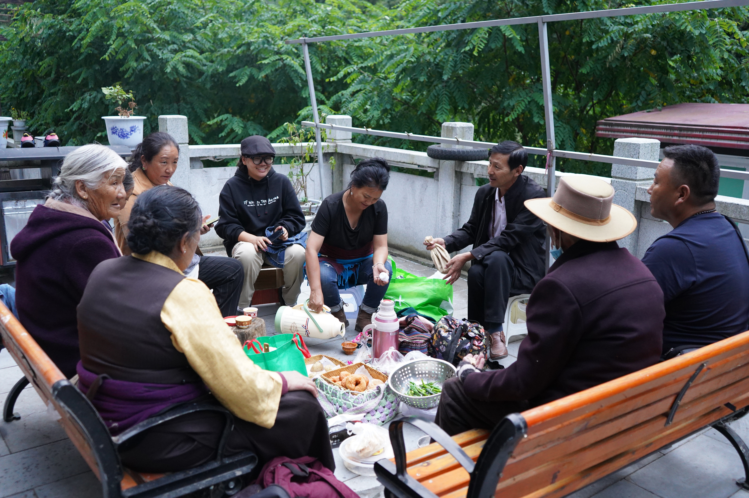 勒門巴民族鄉農家樂的游客們