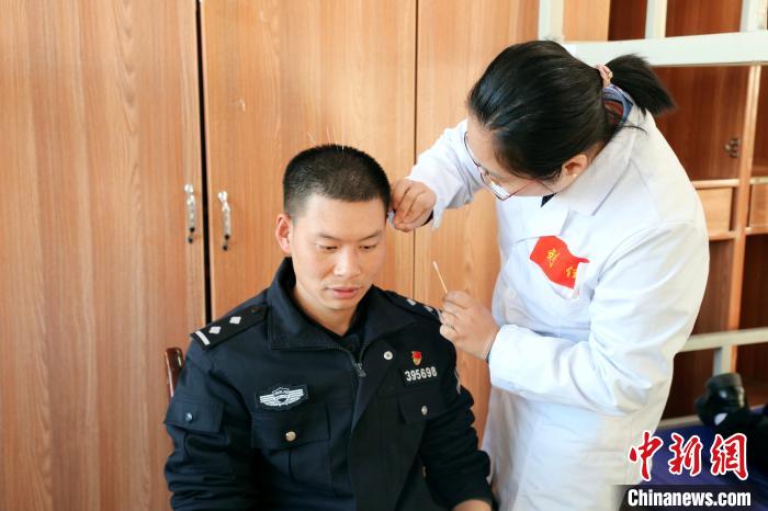 圖為專家現場問診?！「駸?攝