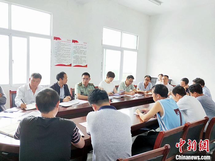 徐欣在屯上村召開座談會，與鄉政府領導和村支兩委共商 (資料圖) 鐘欣 攝
