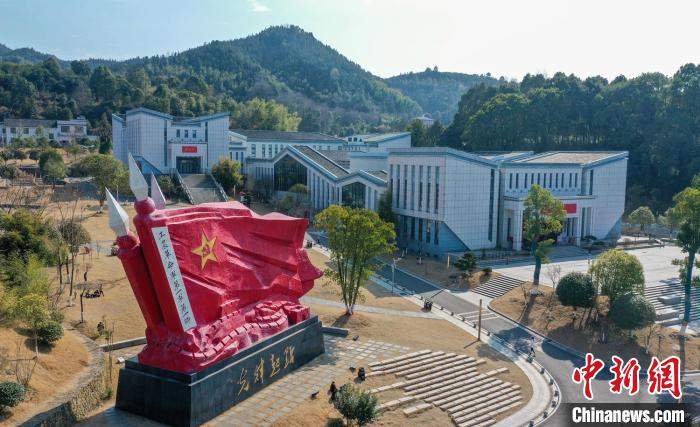 文家市鎮秋收廣場?！钊A峰 攝