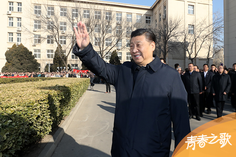 2019年1月17日，習近平在天津南開大學向學生揮手致意。