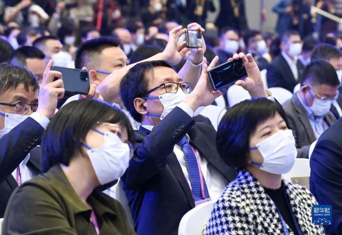 11月9日，參會者在開幕式現場拍照。當日，2022年世界互聯網大會烏鎮峰會在浙江烏鎮開幕。新華社記者 李賀 攝