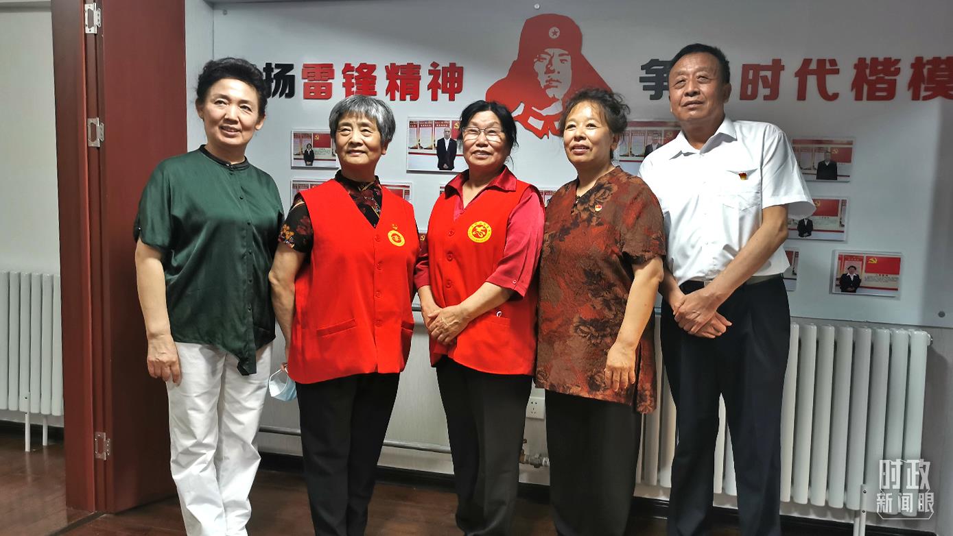 2021年8月，習近平到承德濱河社區居家養老服務中心調研。這是服務中心的志愿者代表。（總臺央視記者覃思拍攝）