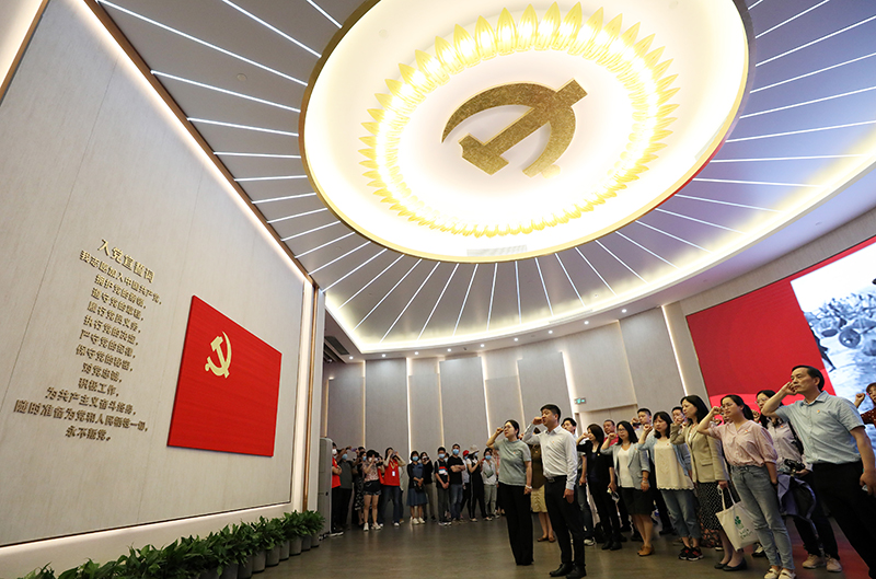 2021年6月3日，黨員在上海中共一大紀念館重溫入黨誓詞。