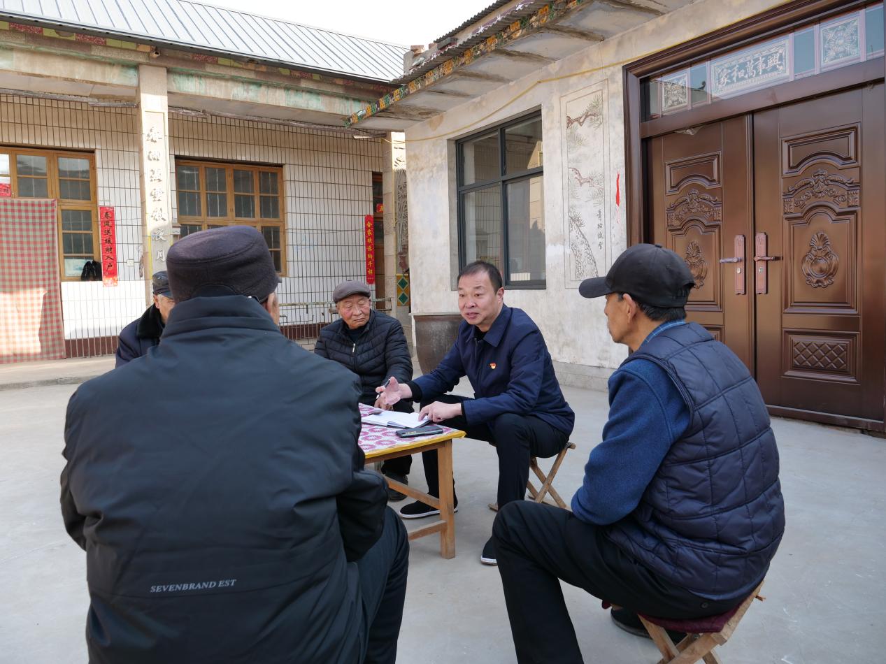 2023年全國兩會前夕，全國人大代表、廣平縣后南陽堡村黨支部書記王建廣和村民座談。（受訪者供圖）