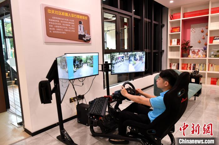 圖為福州中天社區工作人員正在利用5G技術，遠程操控機器人巡視社區?！蚊?攝