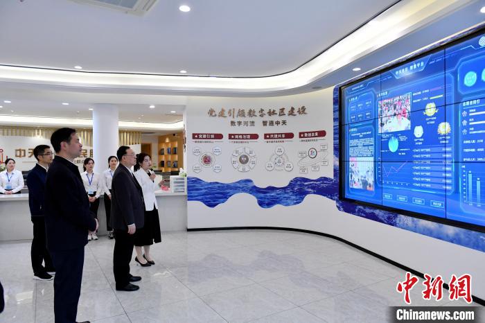 圖為與會來賓參觀福州中天社區?！蚊?攝