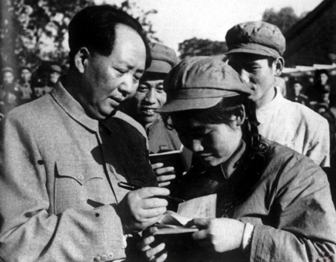 1952年，毛澤東為志愿軍歸國代表團文藝戰士代表謝秀民簽名留念。