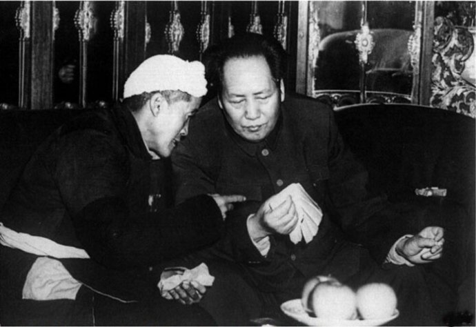 1952年，毛澤東與陜甘寧邊區勞動模范楊步浩親切交談。