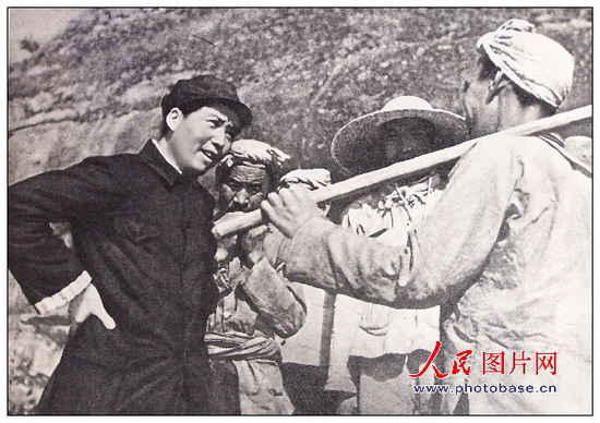 1939年，毛澤東同志在延安和楊家嶺農民親切談話。